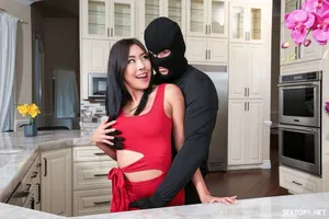 Cám dỗ của vợ của anh trai xinh đẹp trong một kỳ nghỉ hè về quê